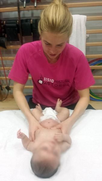 Fisiopostural Astorga fisioterapia a un niño